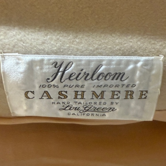 Elegant Vintage A-lined Cashmere Coat with a Mink Fur Collar. - Picture 2 of 6